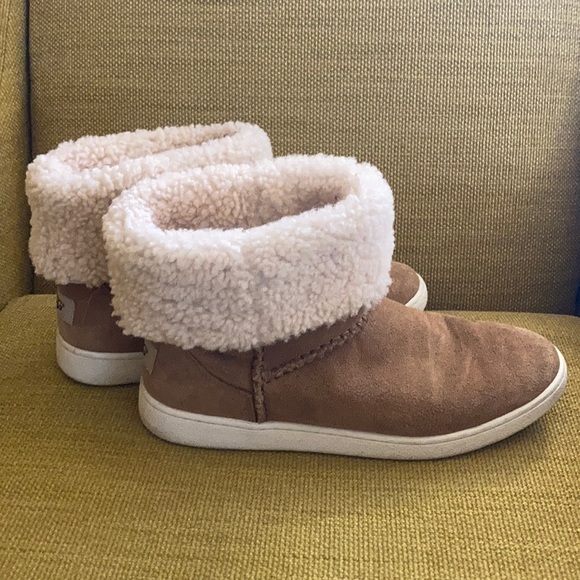 UGG Brown Ankle Boots with Cream Fur - Picture 4 of 9
